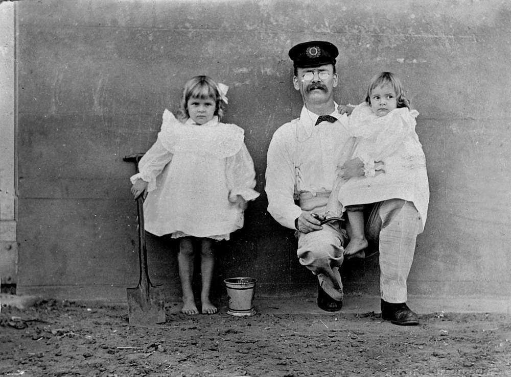 Burketown-1904-People.jpg Burketown-1904-People.jpg