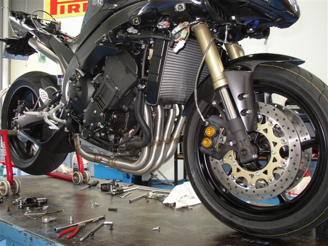 yzf-r1-04_hindle_header.jpg