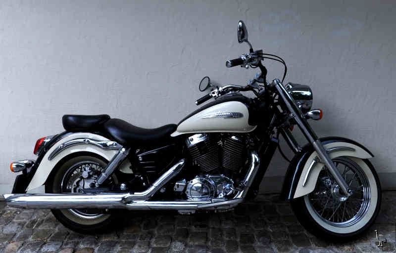 Honda_2002_VT1100C3_Shadow_Aero_CH_1.jpg