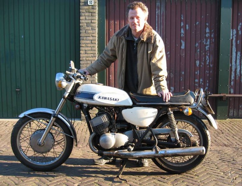 Kawasaki_1969_H1_500_Mach_III_barn_find.jpg