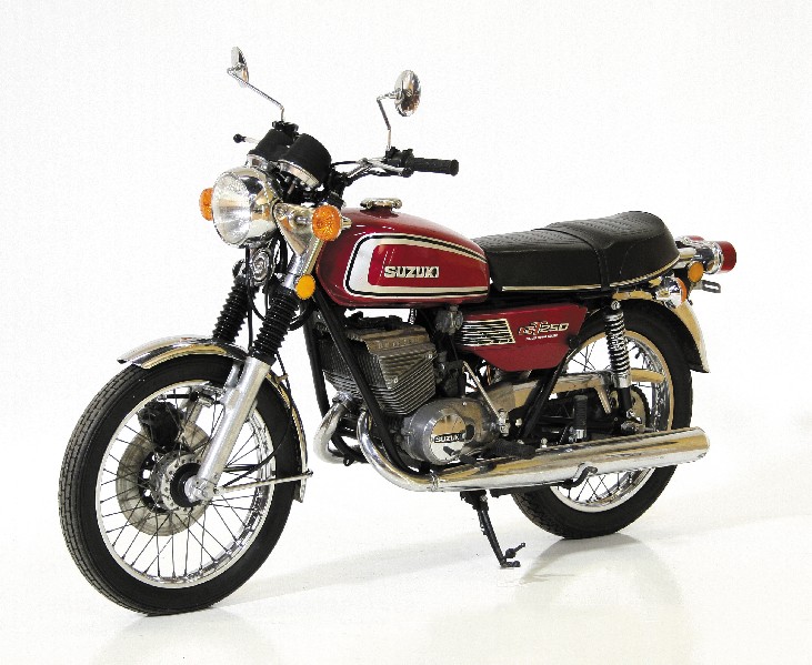 Suzuki_1976_GT250_2.jpg